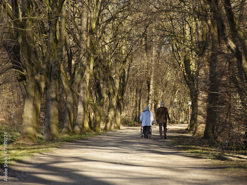 älteres Ehepaar beim Spaziergang