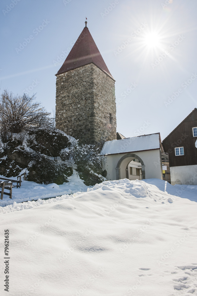 Letziturm mit Tor im Winter bei Rothenthurm, Schwyz, Schweiz