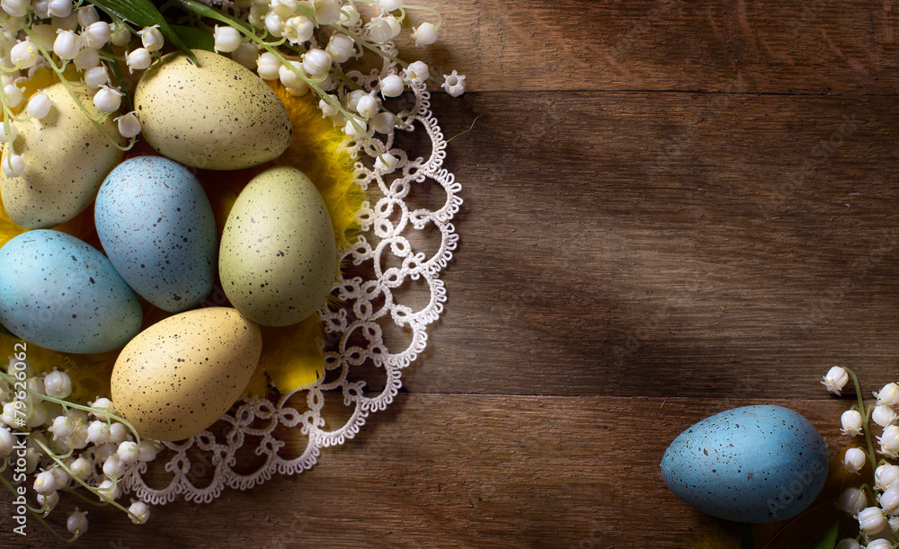 Obraz premium Easter eggs on wooden background