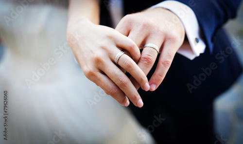 Hands and rings on wedding bouquet © Melinda Nagy