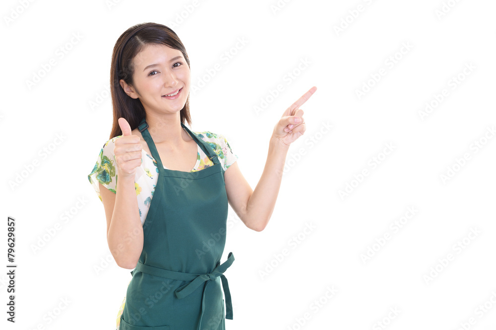 エプロンを着た笑顔の女性