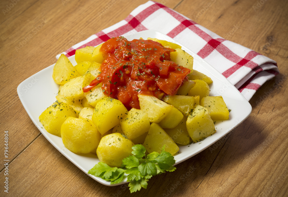 Plato de patatas bravas Plato de patatas bravas