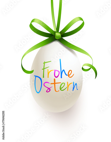 Hängendes Osterei mit grüner Schleife