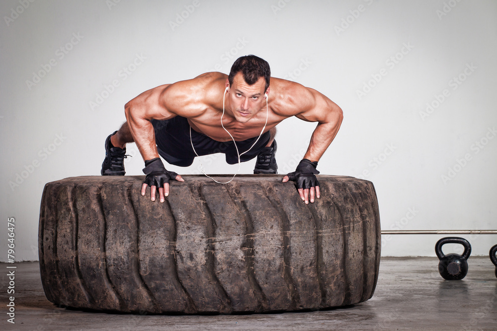 Fotografie Tlačit nahoru na CrossFit pneumatiky tréninku