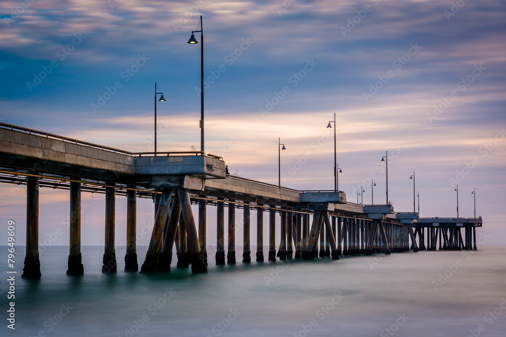 Naklejka premium Long exposure of the pier at sunset, in Venice Beach, Los Angele