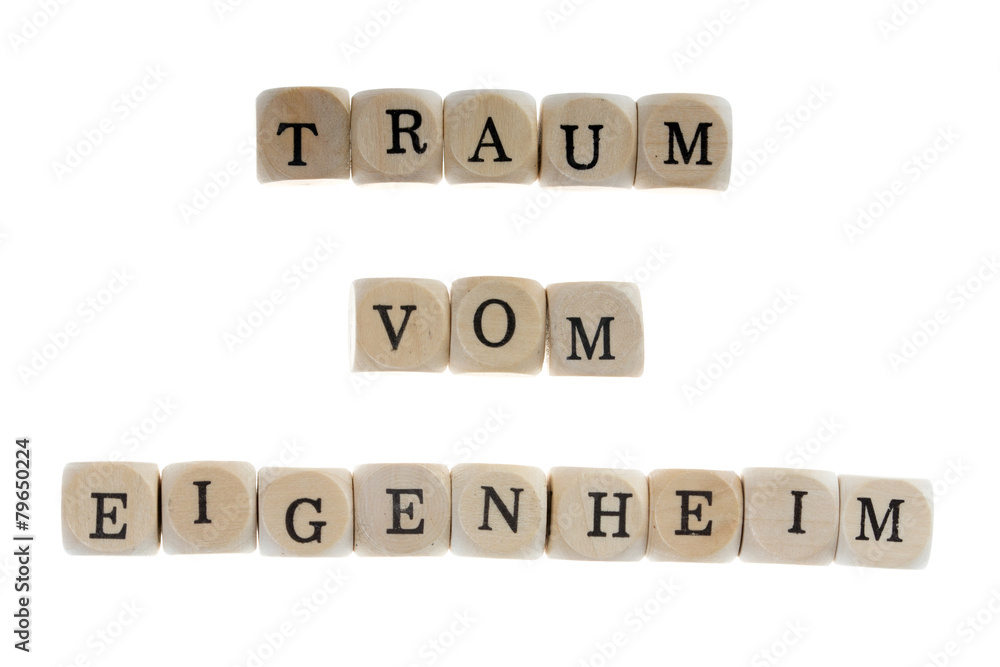 Holzwürfel und die Worte Traum vom Eigenheim Holzwürfel und die Worte Traum vom Eigenheim