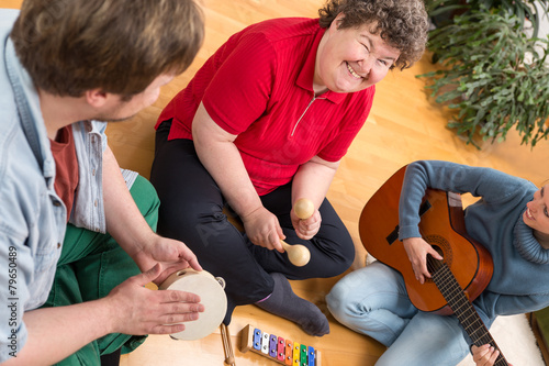 Therapie mit Musik für geistig behinderte Frau photo