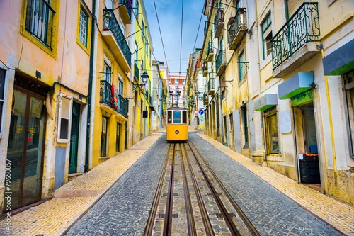 Obraz Miasto ulica z żółtym funicular, Lisbon, Portugalia