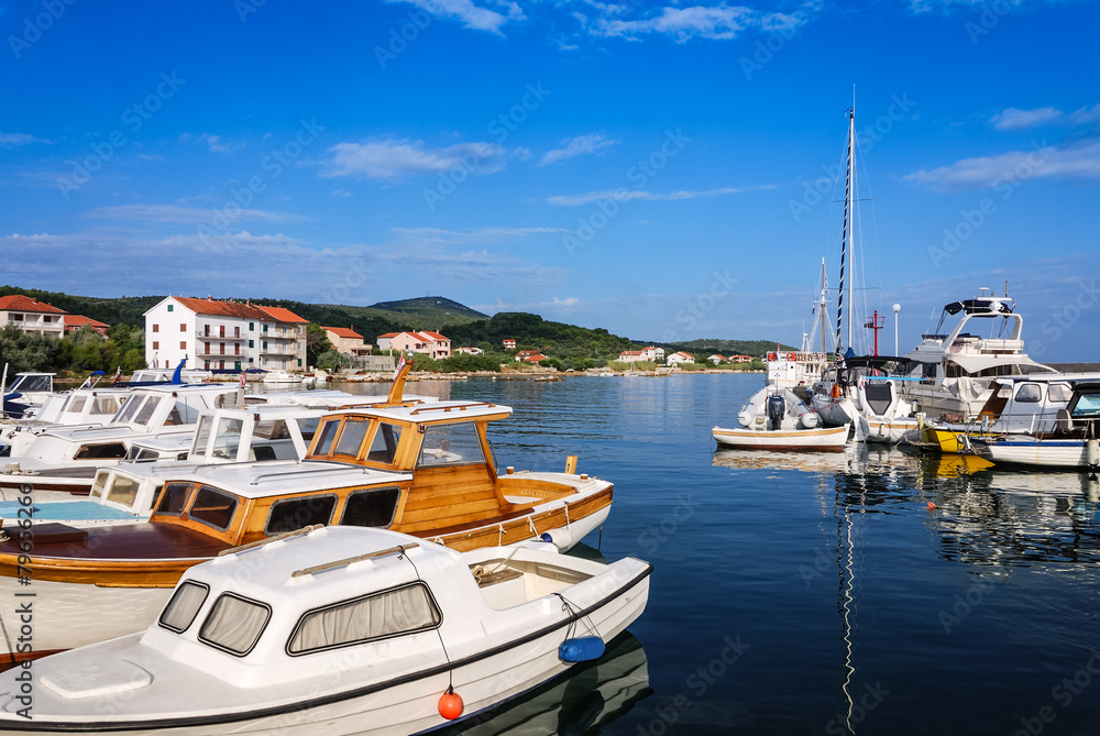 Hafen voller Boote und Segelschiffe in Kroatien
