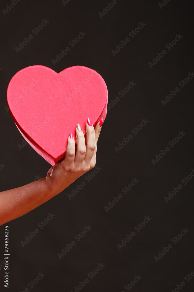 Obraz premium Woman hand holding heart box.
