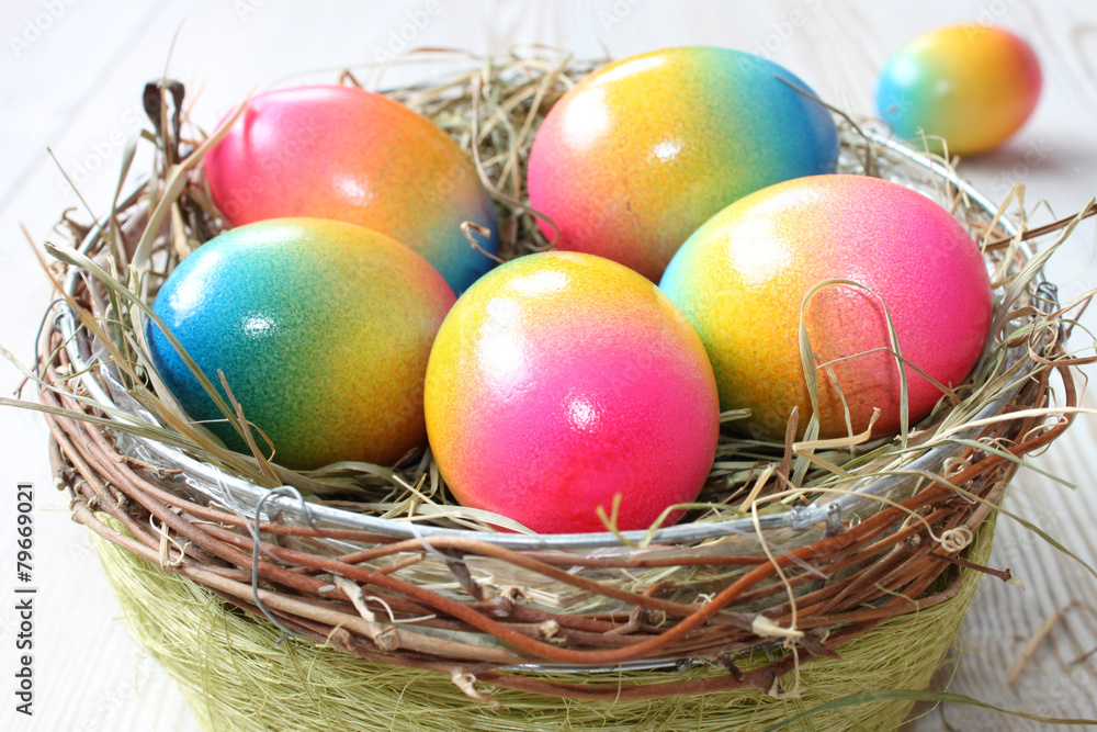 Osternest mit gekochten und bunt gefärbten Eiern Osternest mit gekochten und bunt gefärbten Eiern