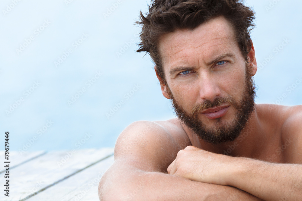 Obraz premium Handsome Man with No Shirt Posing at the Sea