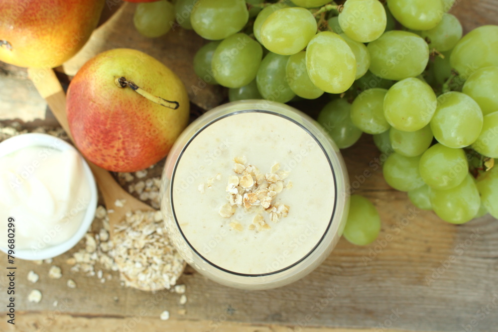 Oatmeal breakfast smoothie with grapes, pear and yogurt Oatmeal breakfast smoothie with grapes, pear and yogurt