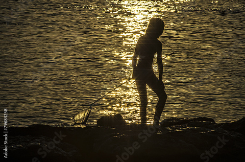 Niña pescando al atardecer – Young girl fishing at sunset