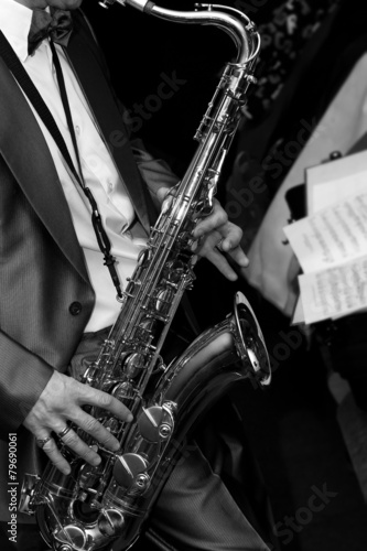 Canvas Print The man playing the saxophone in black and white