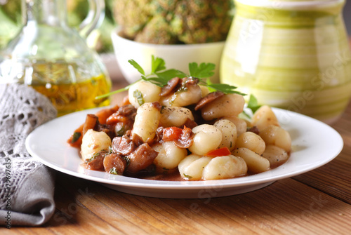 gnocchi di patate con funghi decorati con foglie di prezzemolo