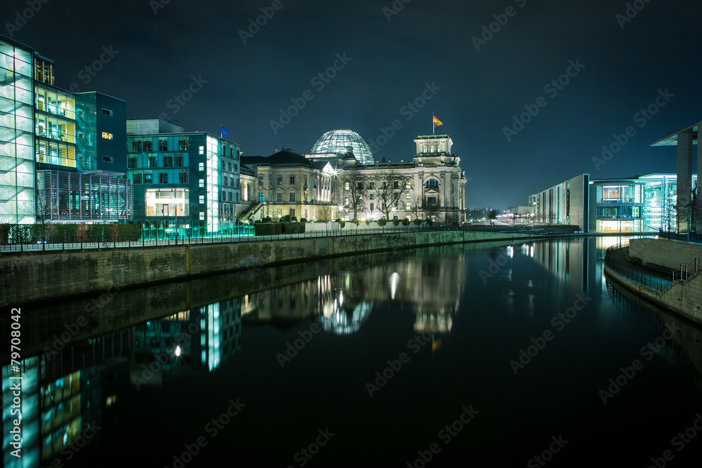 Berliner Regierungsviertel bei Nacht