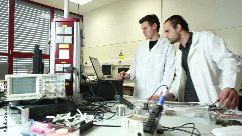 Tech Physics Team of scientists doing research in a high-tech physics lab Stock ビデオ ...