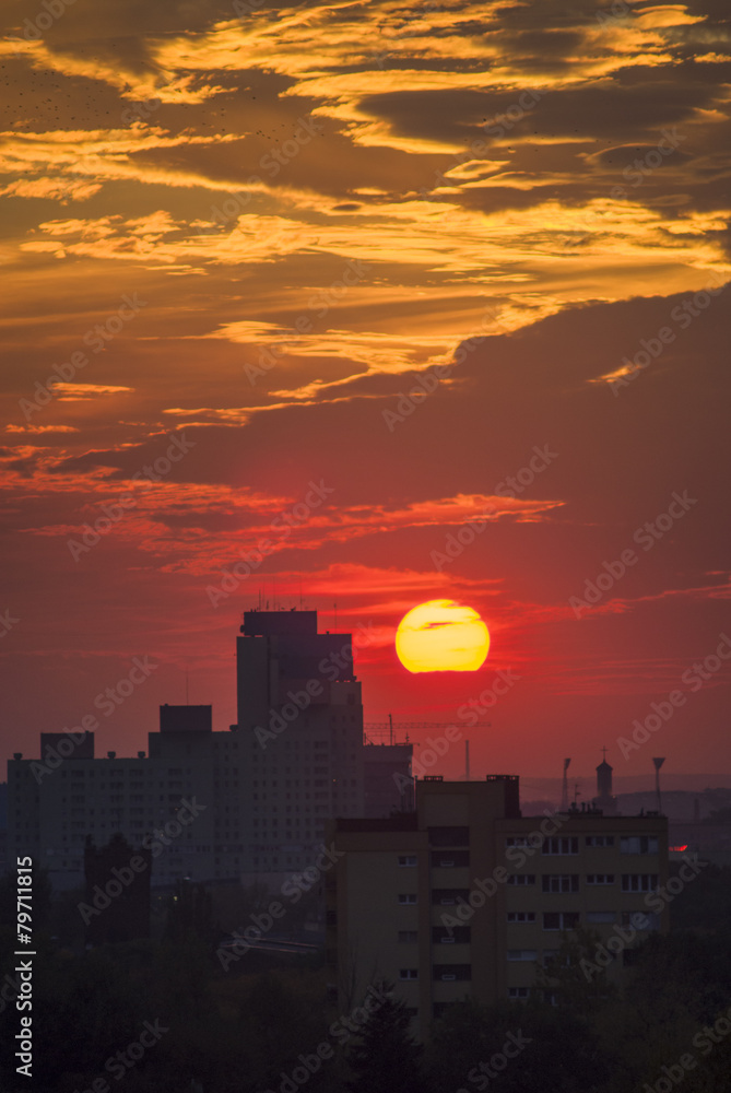 Naklejka premium Zachód slońca nad miastem