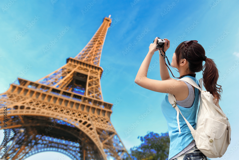 Obraz premium Happy travel woman in Paris