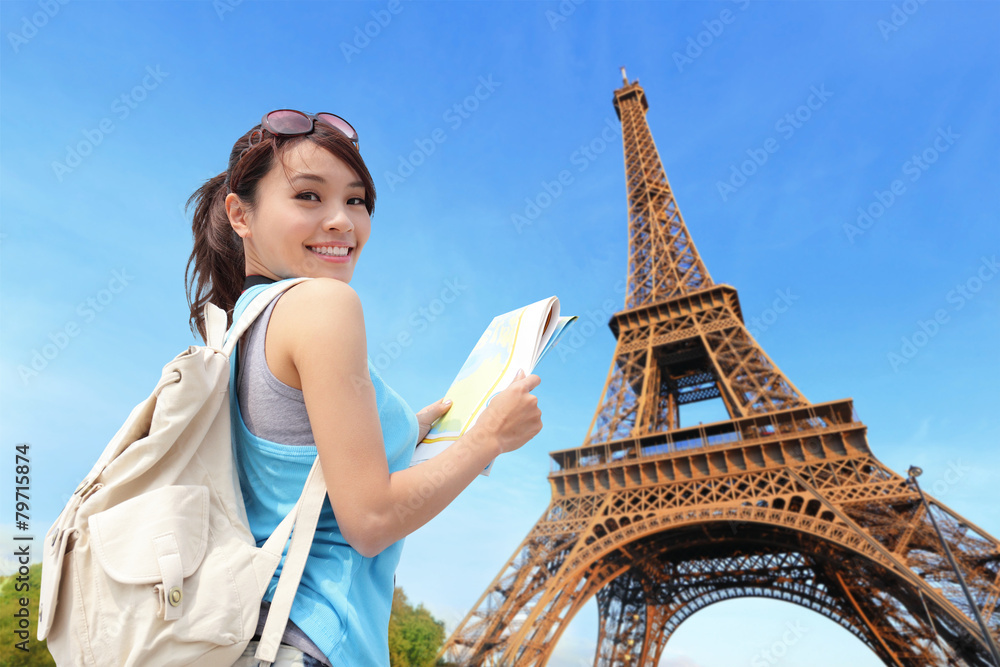 Obraz premium Happy travel woman in Paris