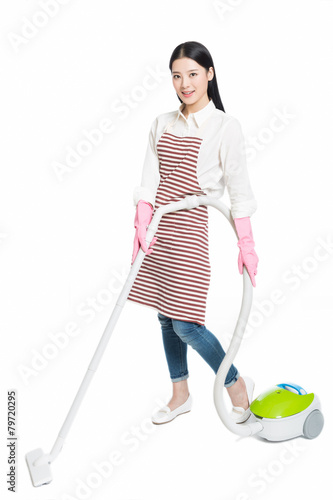 Fotografía chinese young woman with a vacuum cleaner