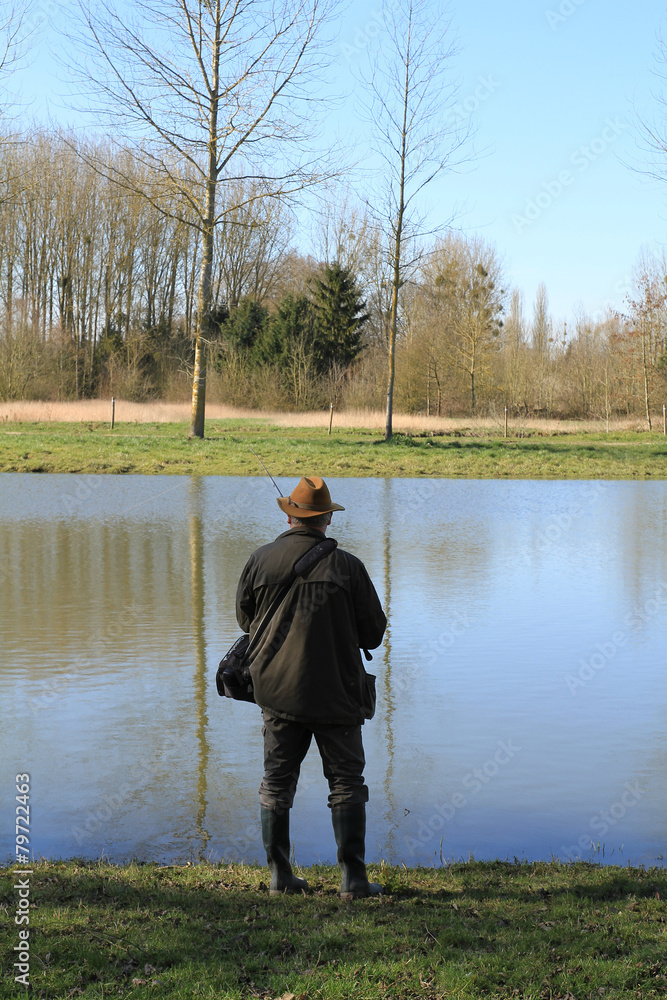 pêcheur au bord d'un étang