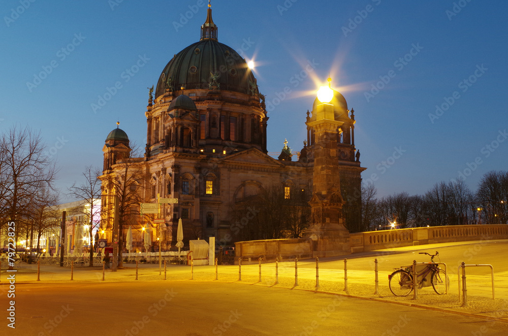 berliner dom in berlin am morgen