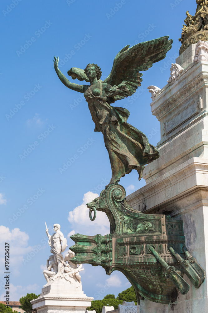 Obraz premium The bronze statue in front of Monumento nazionale a Vittorio Ema
