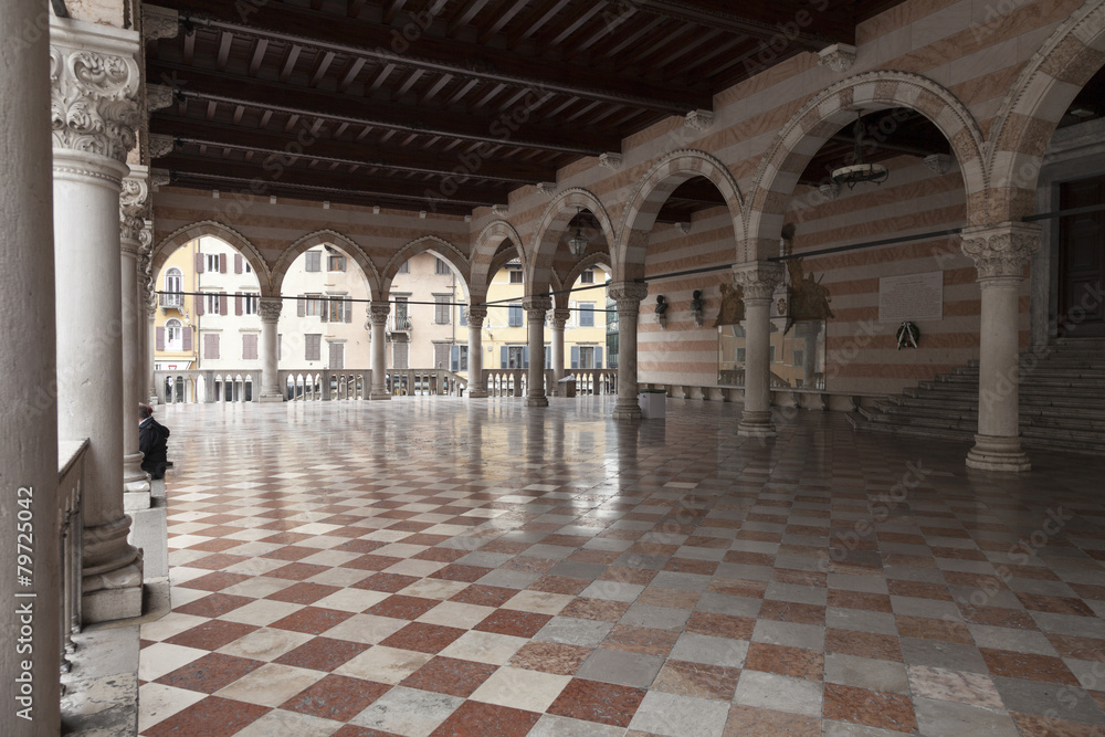 Archi e pavimento loggia del Lionello, Udine