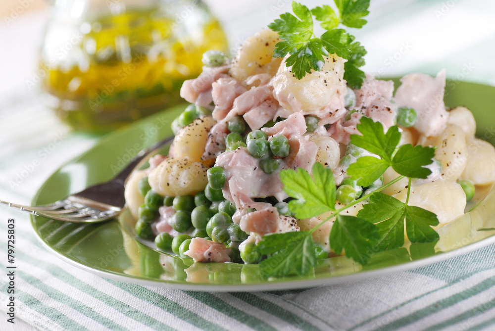 gnocchi di patate con panna, prosciutto e piselli Stock Photo Adobe Stock