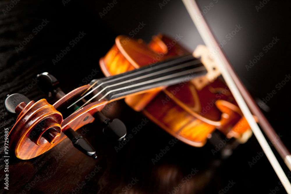 Fototapeta Violine mit Bogen vor dunklem Hintergrund