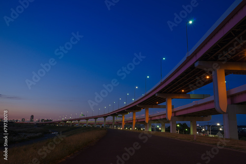 荒川土手から見た夜の首都高速