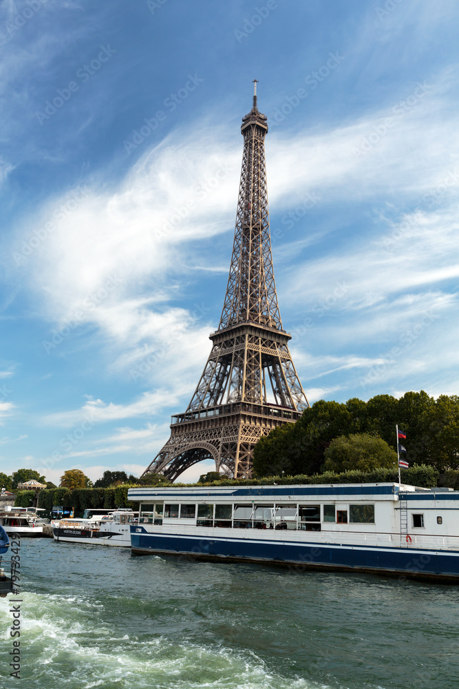 Obraz premium A view of a Seine river with Eiffel Tower in Paris.