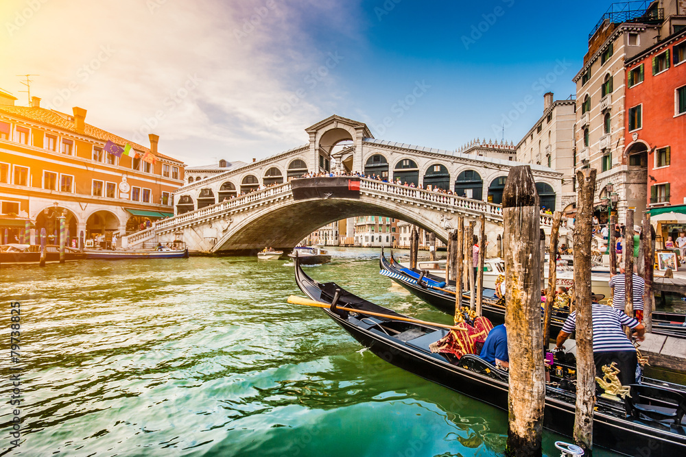 Obraz premium Canal Grande z mostem Rialto o zachodzie słońca, Wenecja, Włochy