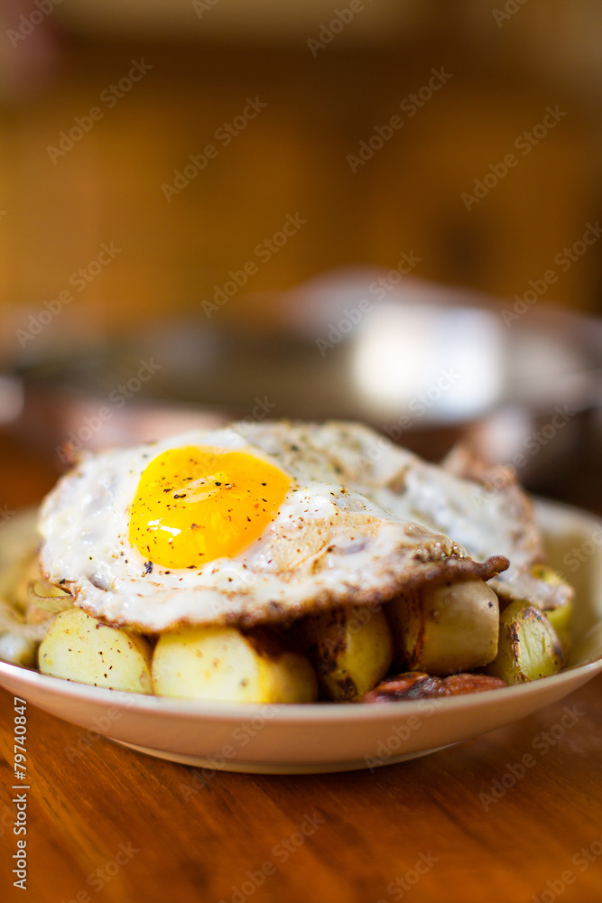 Spiegelei mit Bratkartoffeln und zwiebeln und Speck Spiegelei mit Bratkartoffeln und zwiebeln und Speck