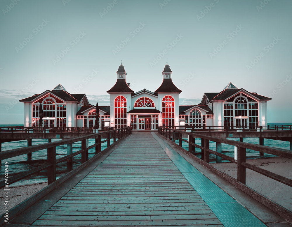 Naklejka premium Seebrucke Sellin on island Rugen, tinted image