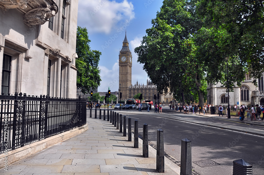 Obraz premium London streetview. View of the clock tower Big Ben at the north end of the Palace of Westminster in London, UK.
