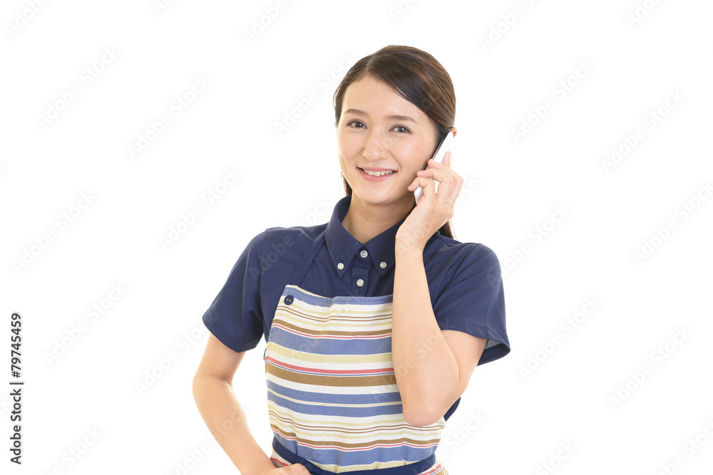 スマートフォンを持つ主婦