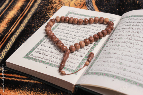Canvas Print Muslim Tasbih Pearl Beads in Love Shape