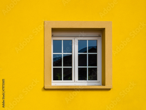 Modernes PVC Sprossenfenster in leuchtend gelber Fassade