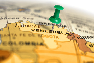 Fototapete Südamerika Grüne Stecknadel auf Venezuela Karte  © Zerophoto