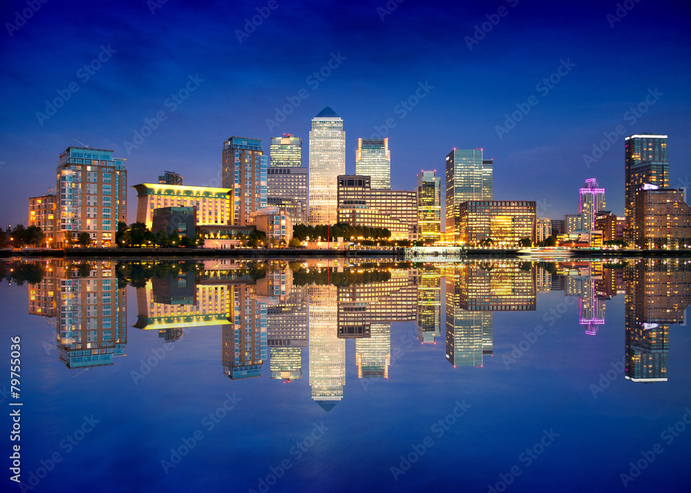 Fototapeta premium LONDON, UK - OCTOBER 17, 2014: Canary Wharf 