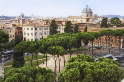 Blick vom Altare della Patria auf die Piazza D'Aracoeli in Rom,