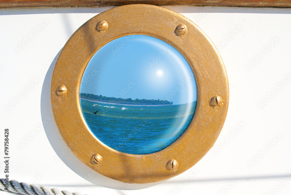 Obraz premium Seascape reflection in sailboat porthole