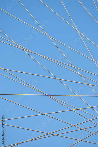Cielo azul a través de cables de acero