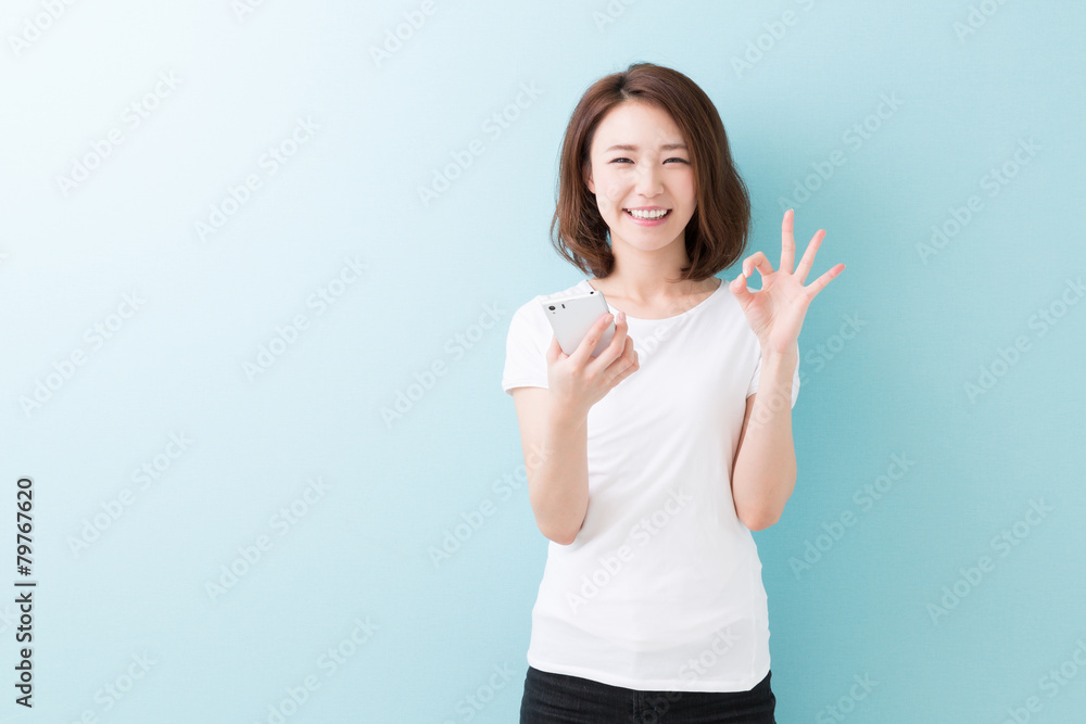 スマートフォンを見る女性 スマートフォンを見る女性
