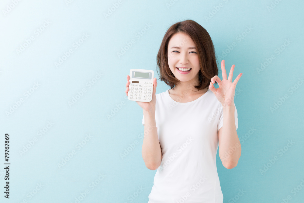 電卓を持つ女性 電卓を持つ女性