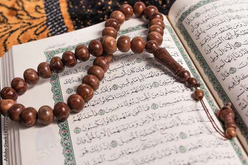 Canvas Print Tasbih with the Quran as a background