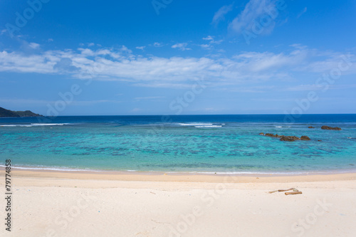 沖縄ヤンバルの自然ビーチ © Ni_photo